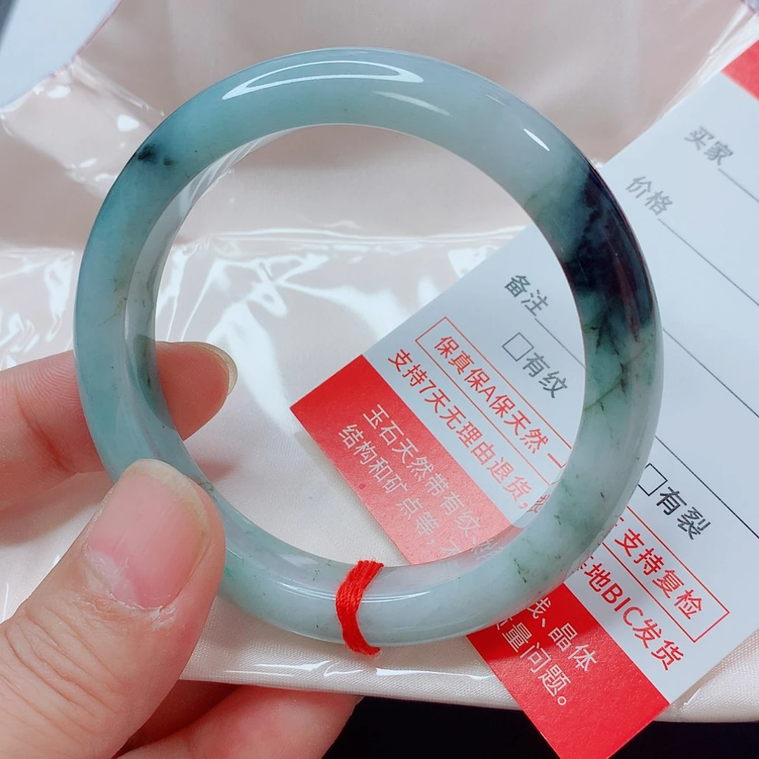 翡翠手镯未镶嵌翡翠
