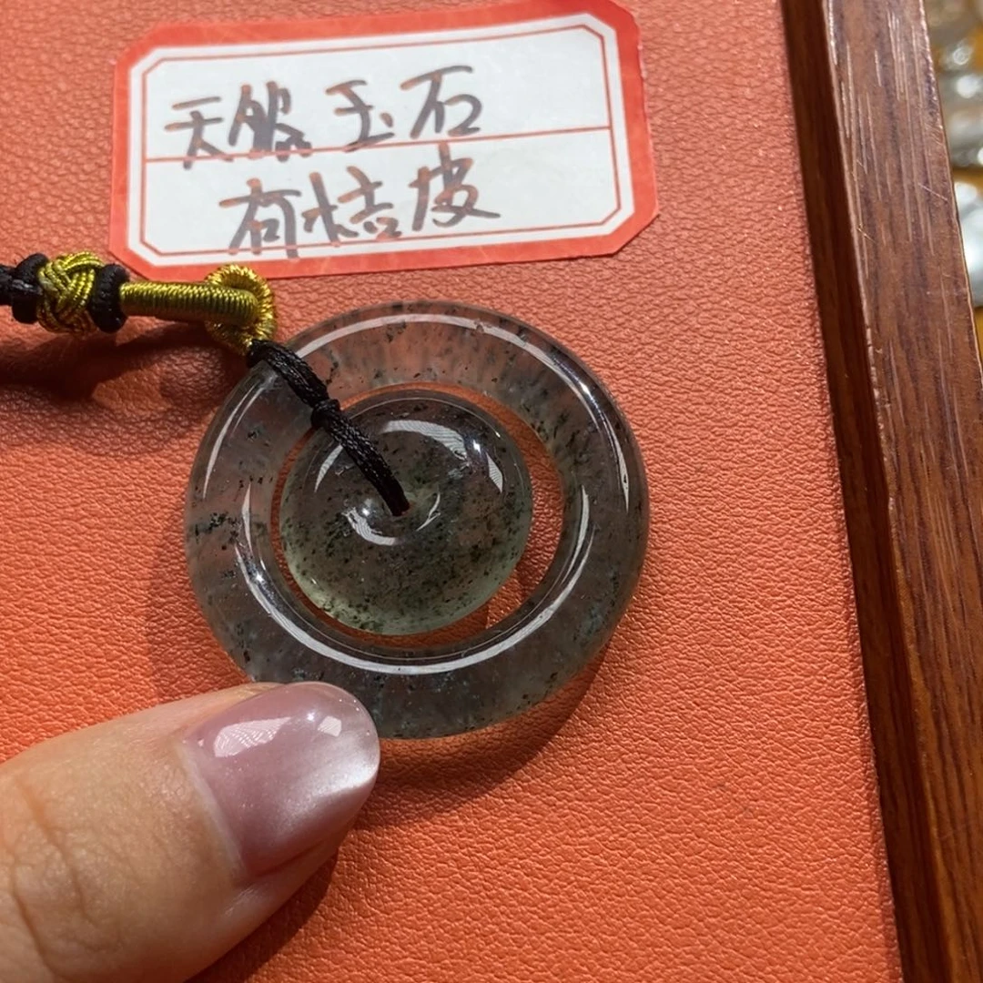 颈饰未镶嵌石英质玉