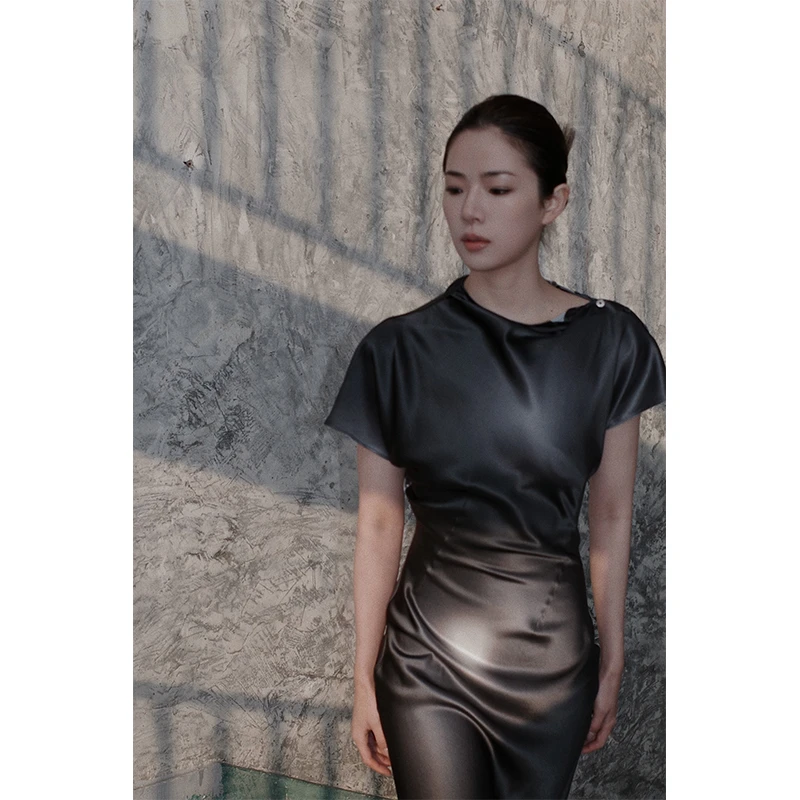 SAMUEL GUI YANG 25春夏新款 亮面斜襟连衣裙/no退no换