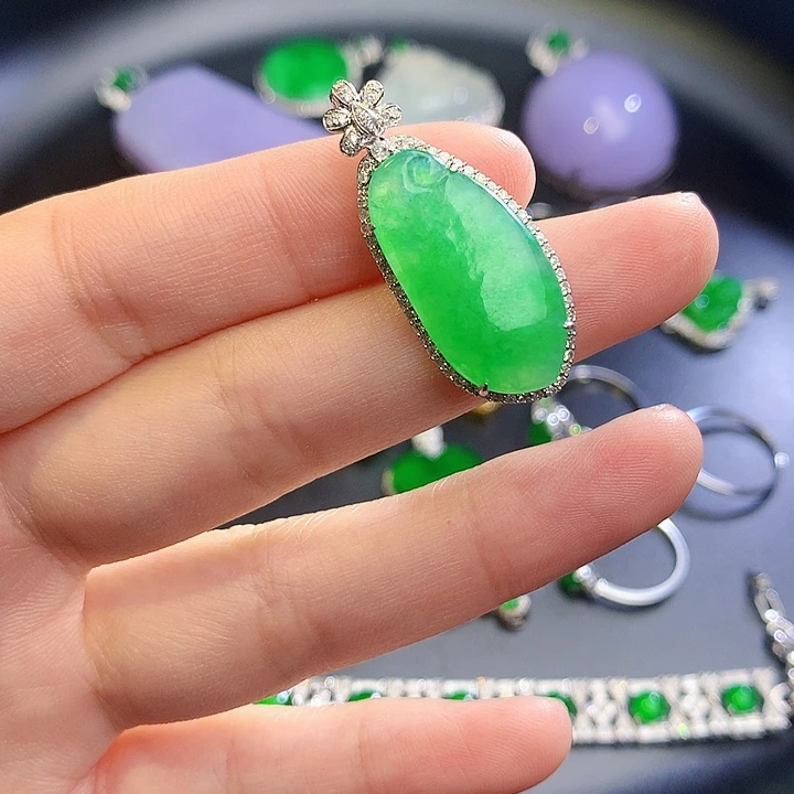 翡翠挂件18K金镶嵌l l l k