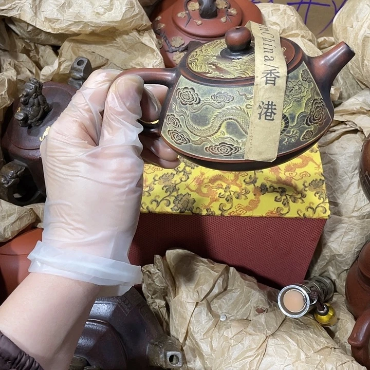 紫砂茶壶原矿泥料，手工制作的一把茶壶。