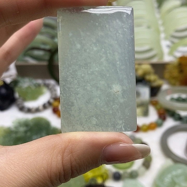 岫玉未镶嵌颈饰山水牌