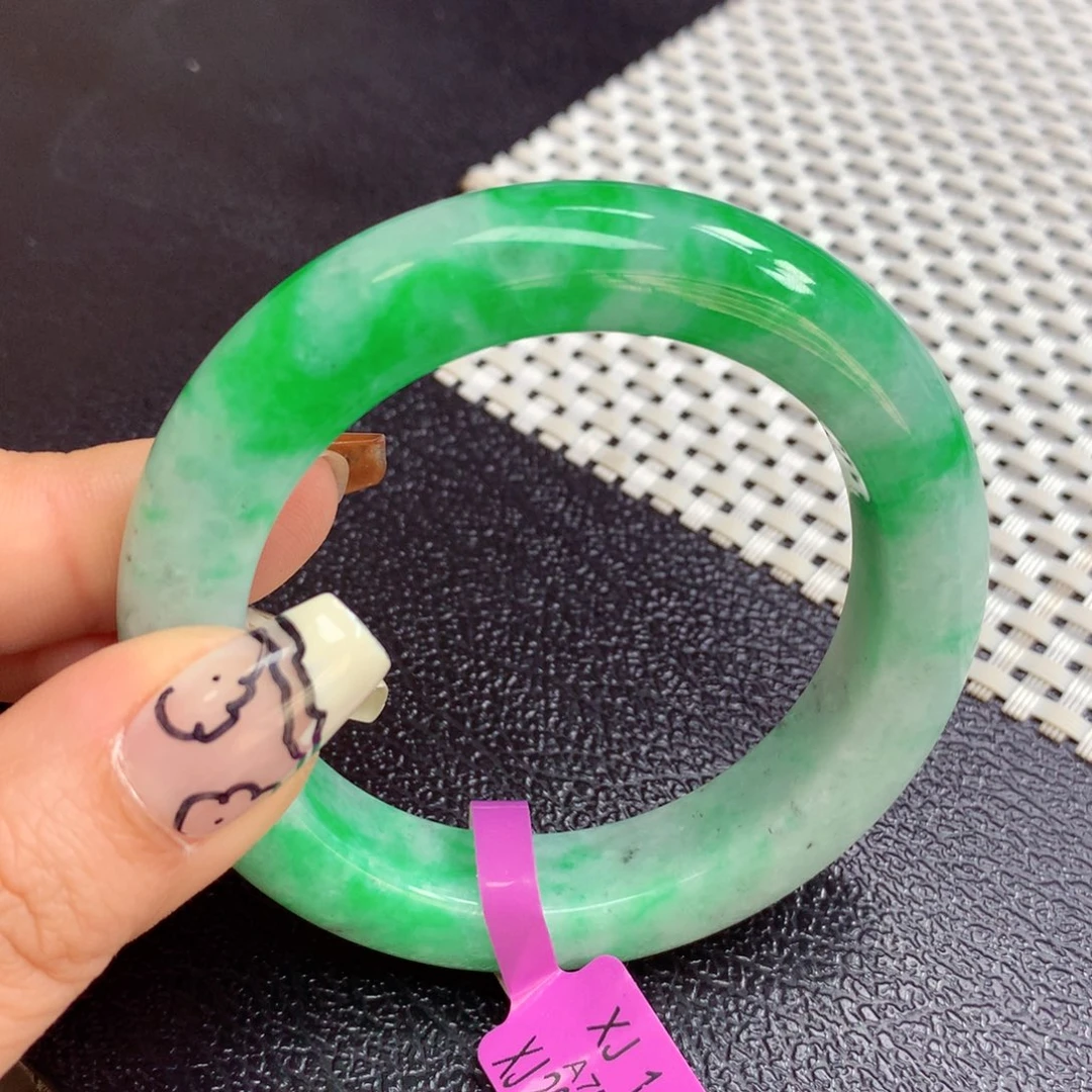 翡翠手镯未镶嵌缅甸