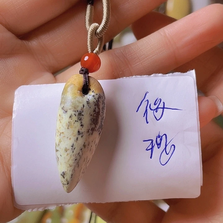 未镶嵌岫岩河磨玉（透闪石质玉）挂件