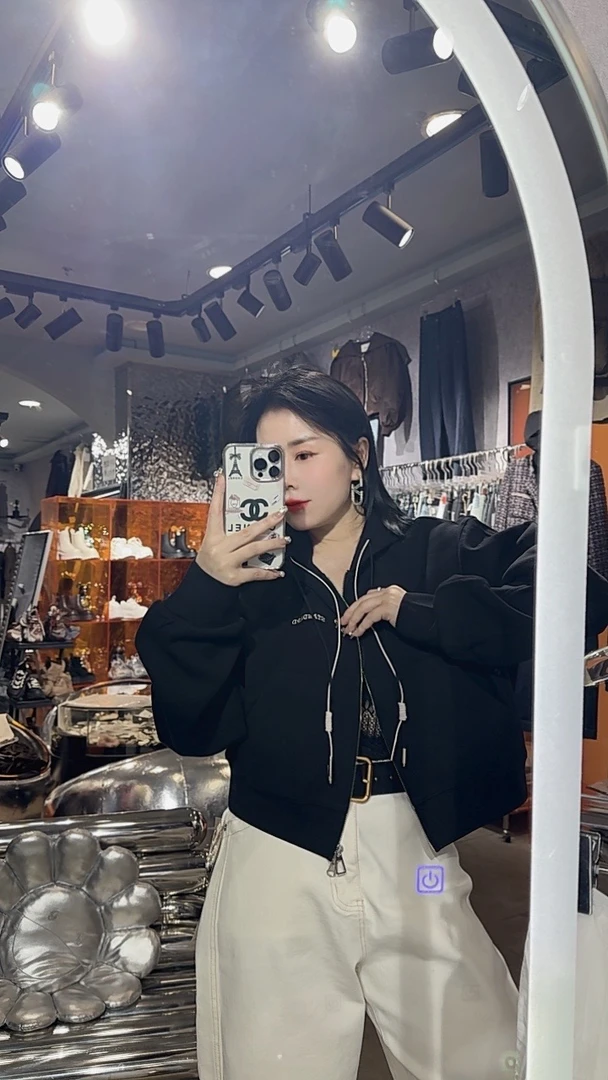 王琳家短款外套黑白两色