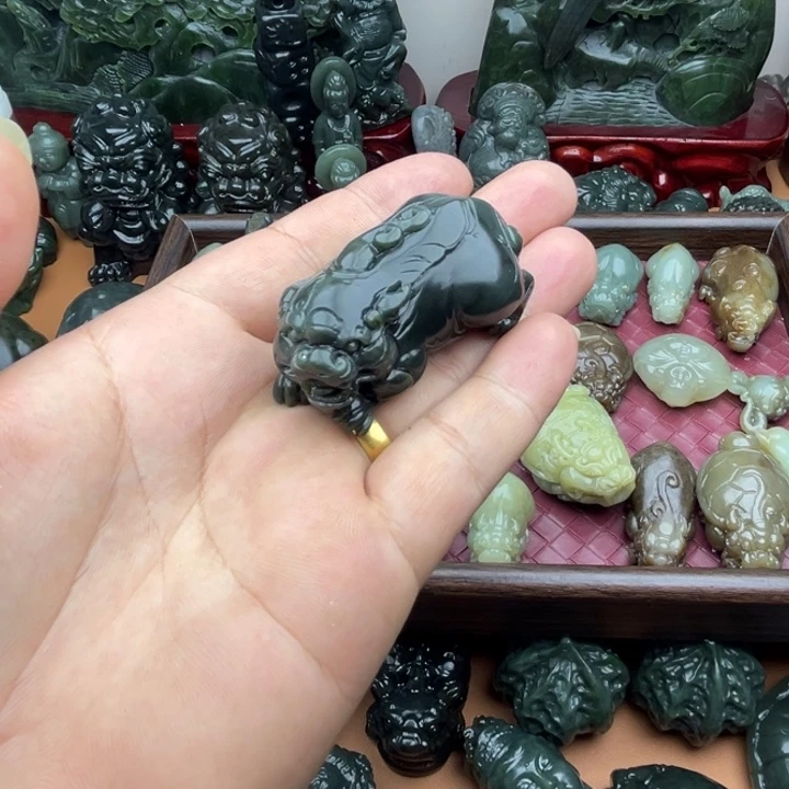 和田玉未镶嵌把件