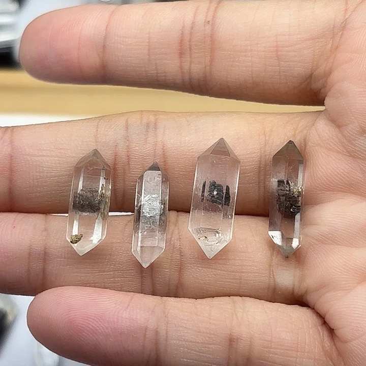 未镶嵌颈饰水晶?****੭4颗闪灵钻