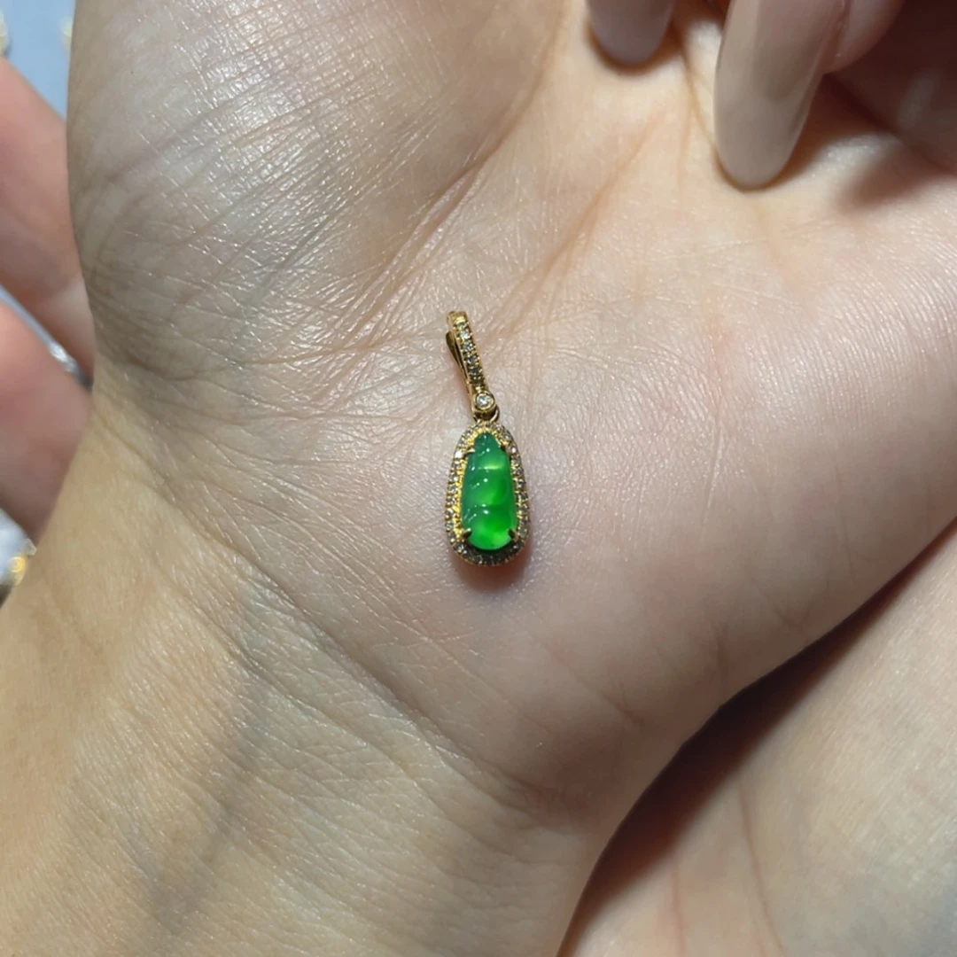 【闪购商品】颈饰18K金镶嵌翡翠无****人
