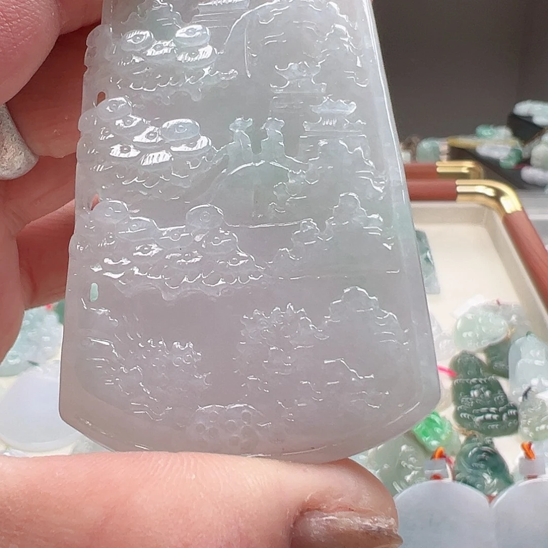 翡翠未镶嵌颈饰山水