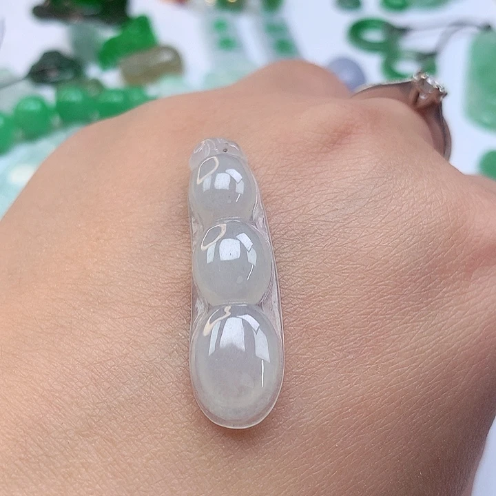 翡翠未镶嵌颈饰福豆