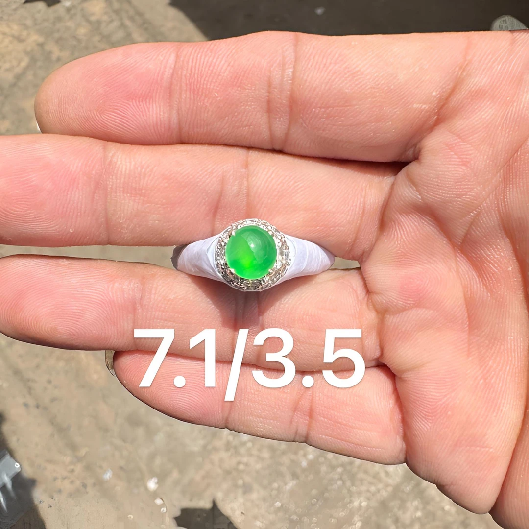 0924(小哪吒在源头)冰玻种翡翠正圆阳绿戒面干净肉细荧光足M100