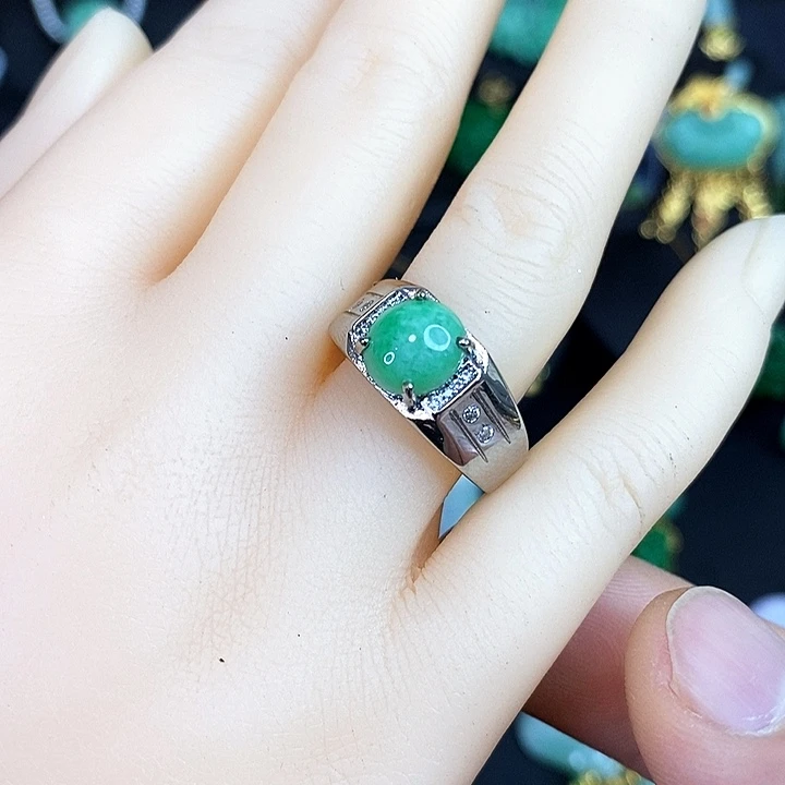 翡翠未镶嵌颈饰戒指