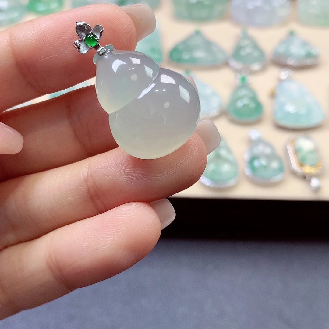 翡翠18K金镶嵌颈饰翡翠