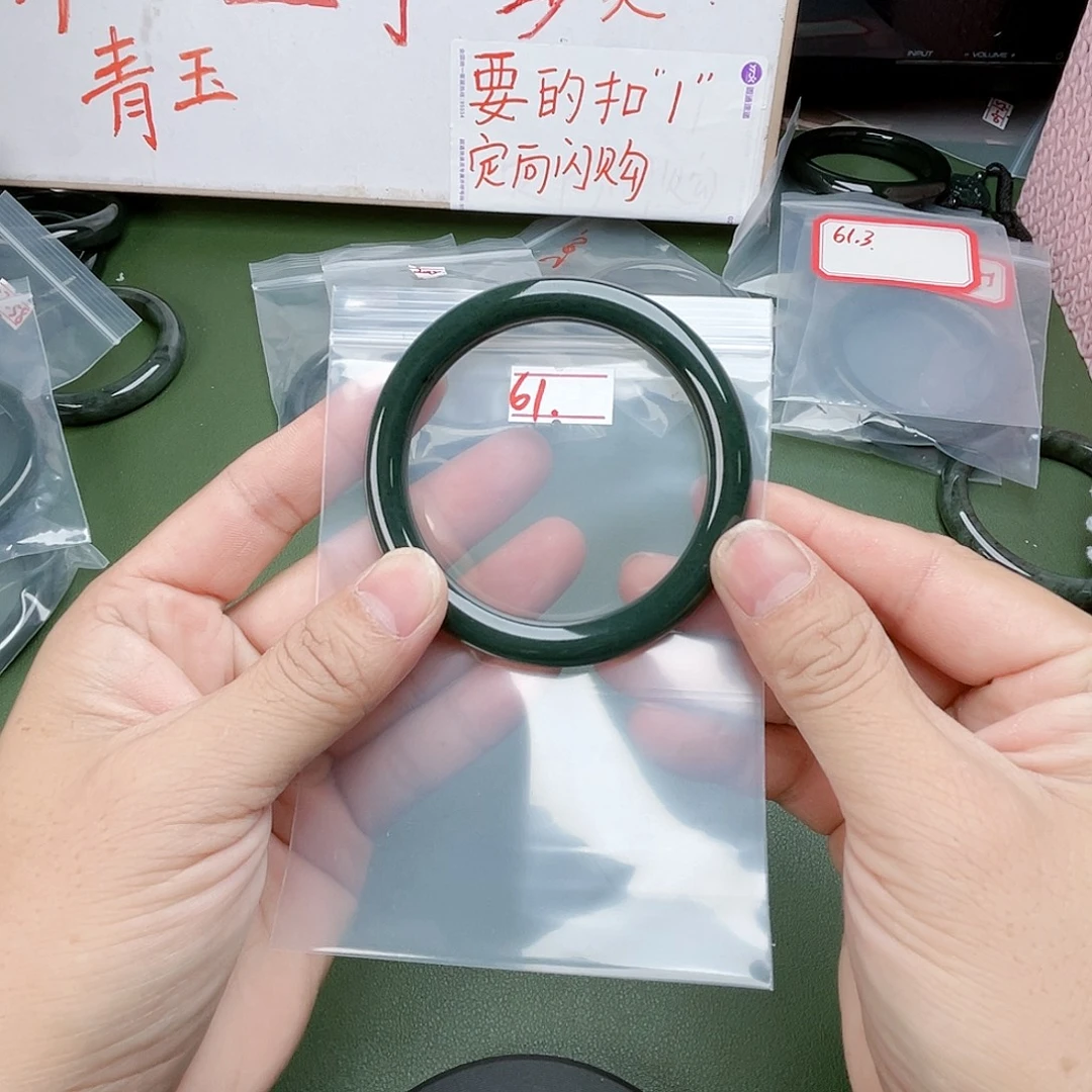 小***蒋未镶嵌手镯和田玉