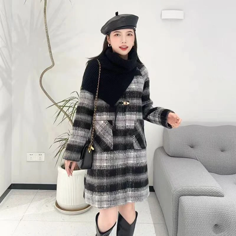 内里夹棉毛呢外套女春秋新款韩版长袖格纹大衣配围脖24022#