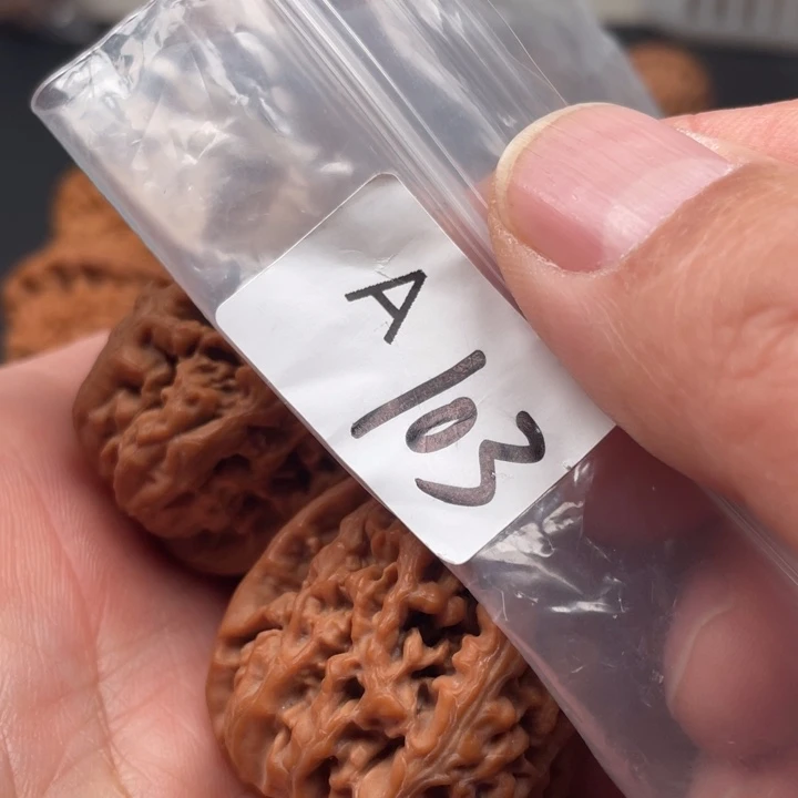 文玩核桃吊坠黄**女凤凰台36