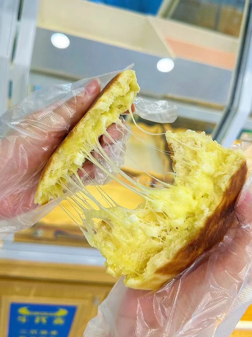 牛代表手工现做奶豆腐芝士饼 奶豆腐碎加芝士碎加热吃更好吃拉丝