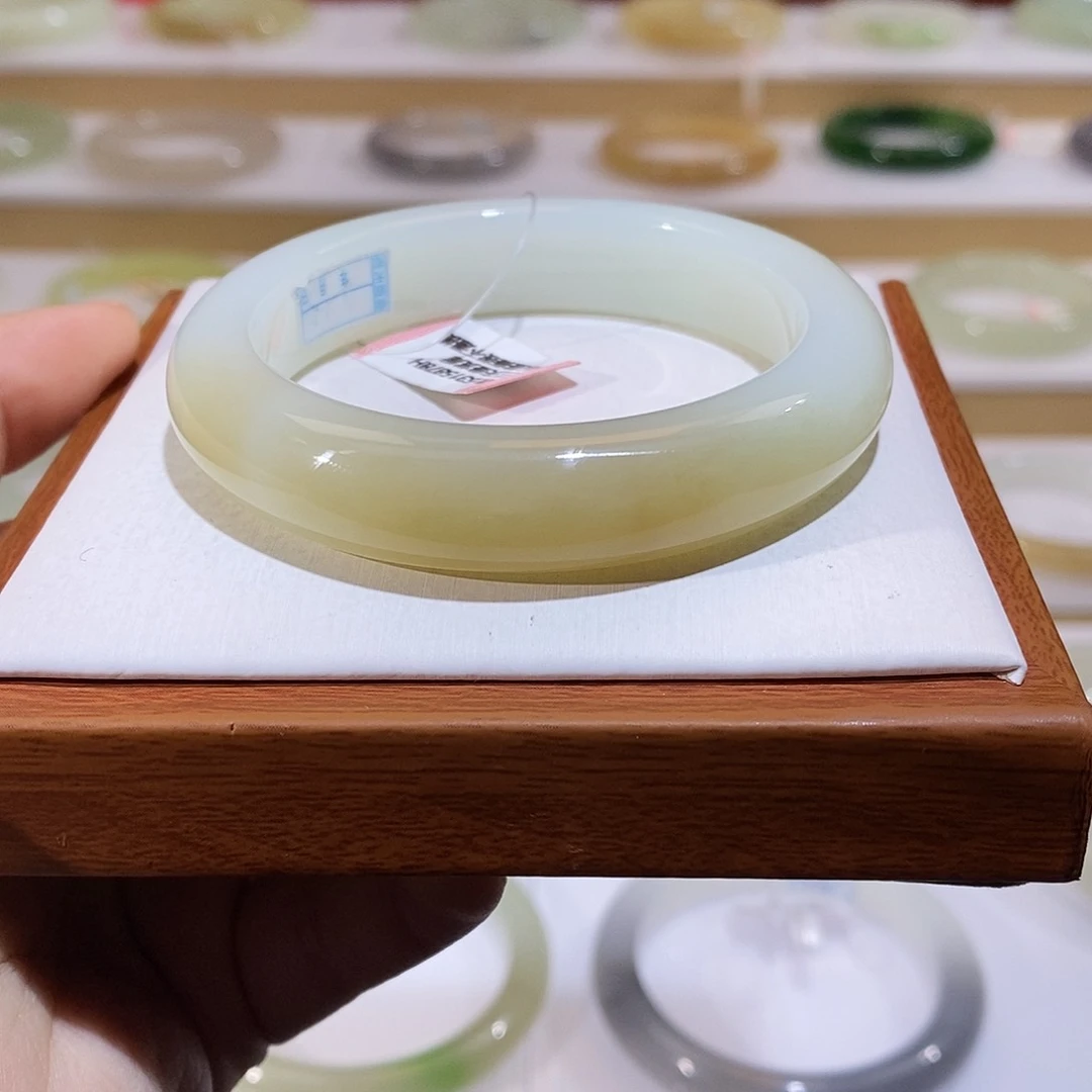 未镶嵌手镯和田玉细度特别好的糖