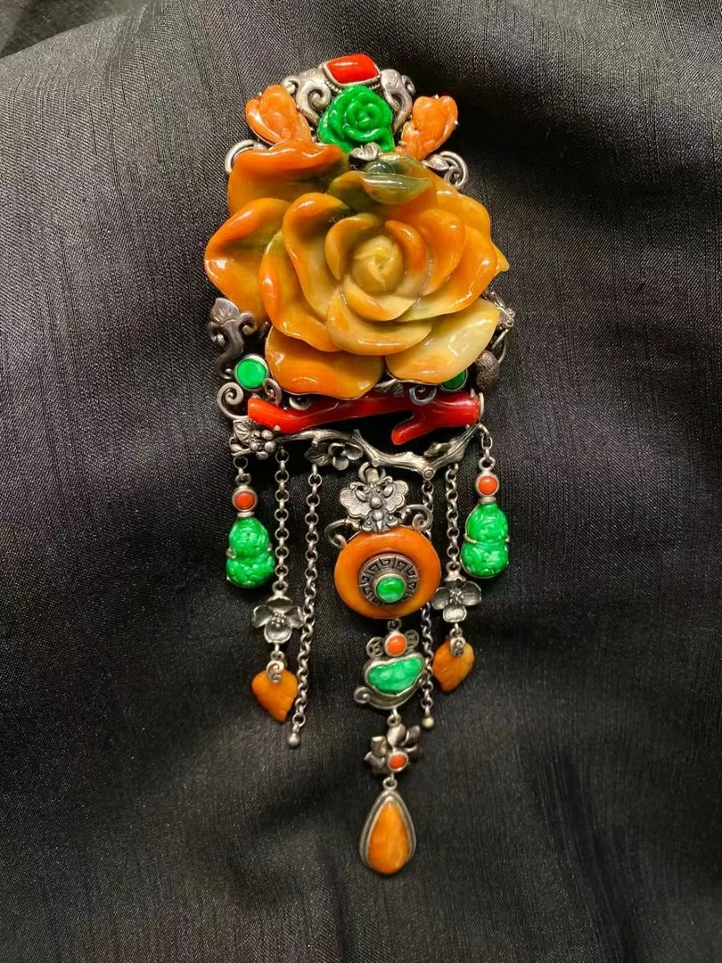 满黄翡翠特色吊坠