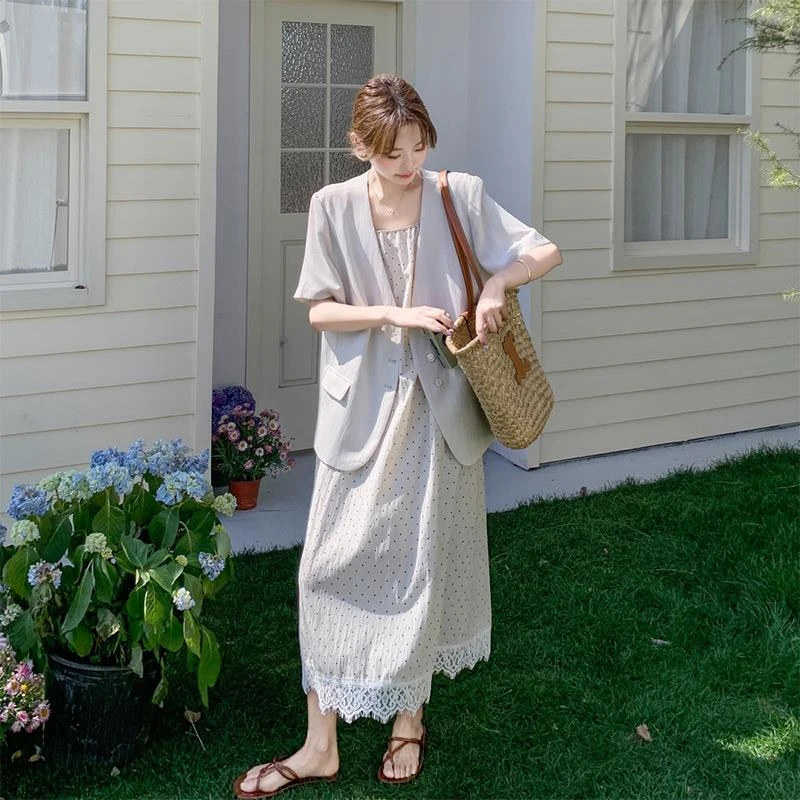 浅灰色蕾丝拼接波点连衣裙女2025夏季法式设计感西服吊带裙两件套