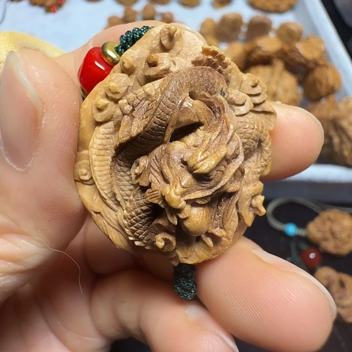 八***所桃核吊坠纯手工桃核雕刻龙挂件