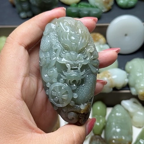 和田玉未镶嵌颈饰龍**人