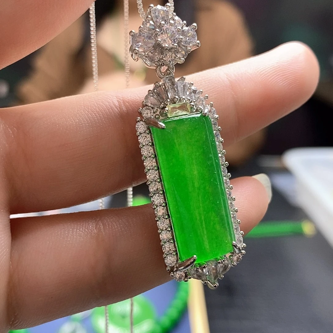 翡翠未镶嵌颈饰无事牌