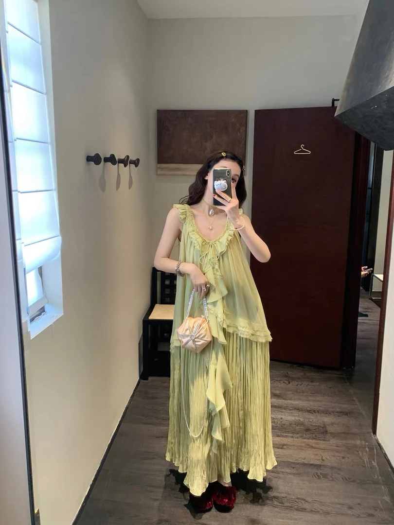 周美美  漫野绿意龙蒿绿繁复褶皱荷叶花边小飞袖连衣裙