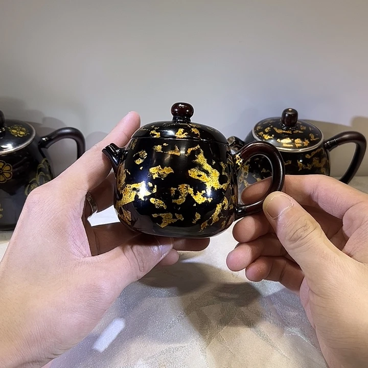 大漆工艺金箔花纹小壶