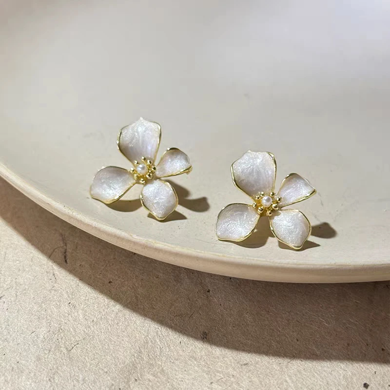 铜合金耳饰 铜合金8293奶油白四瓣花型珠光光泽耳饰