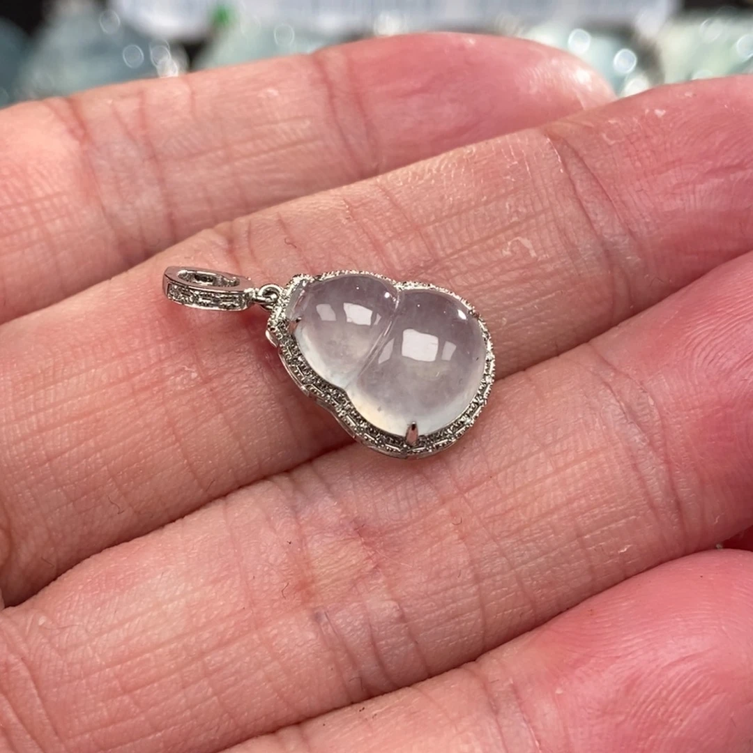 颈饰18K金镶嵌翡翠葫芦