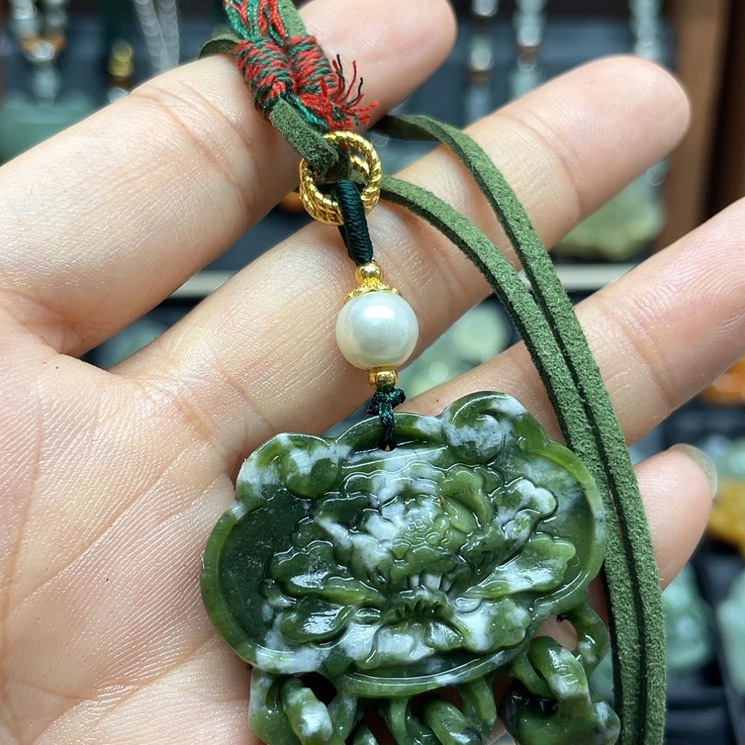 蛇纹石玉未镶嵌颈饰
