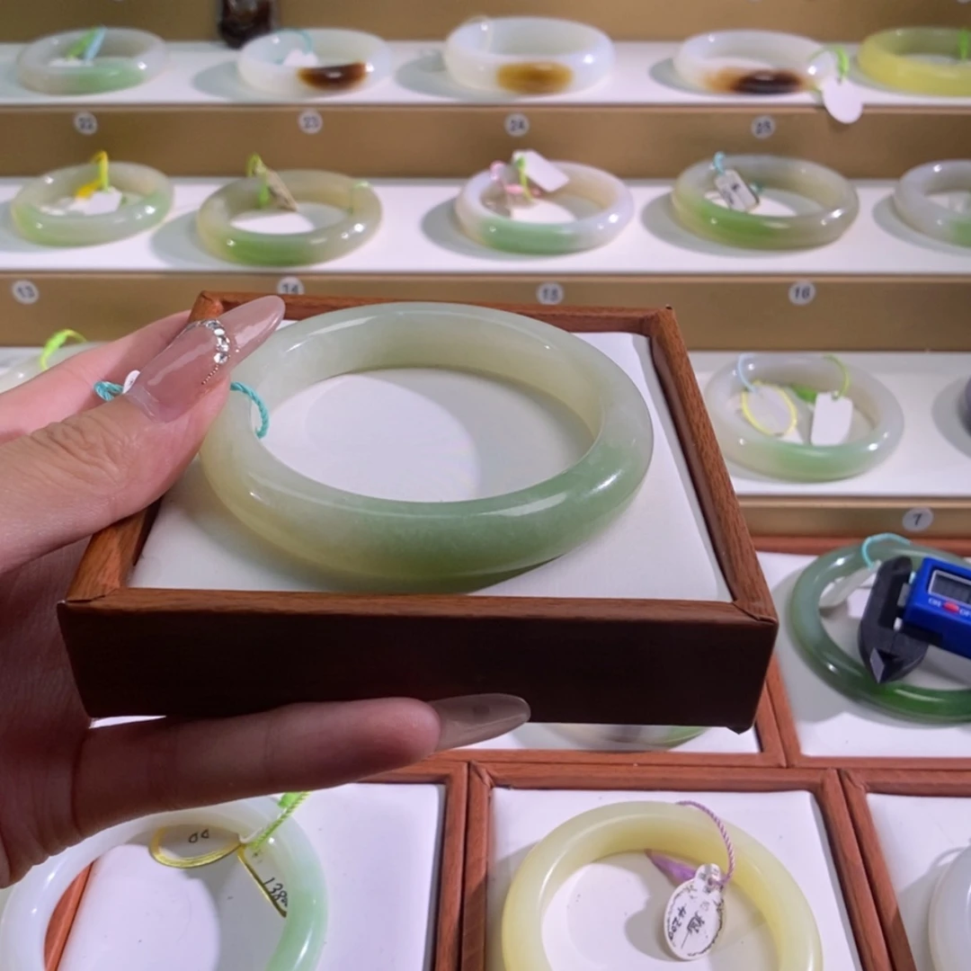 【闪购商品】和田玉手镯未镶嵌斷***離