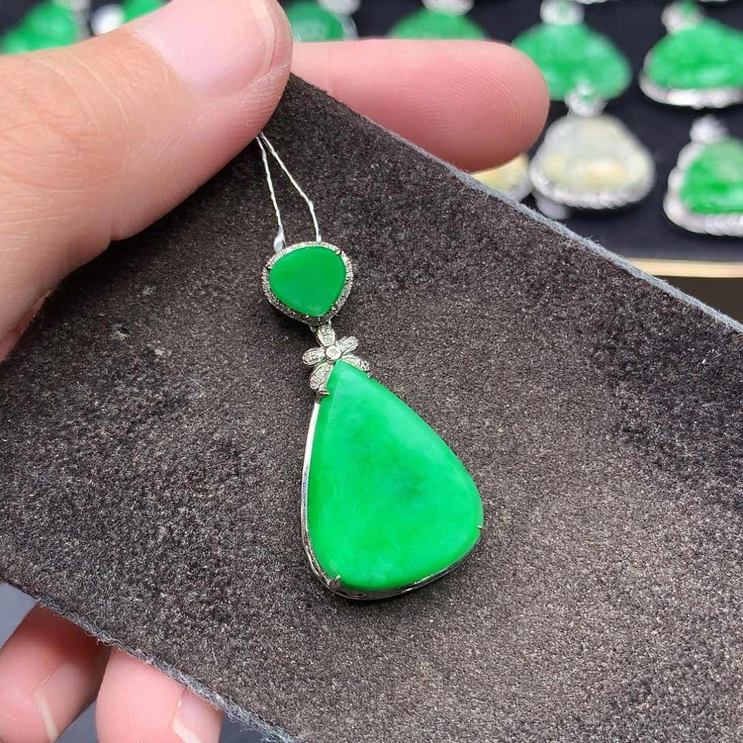 翡翠18K金镶嵌吊坠(赠链)