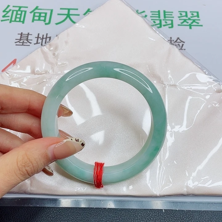 芳***儿未镶嵌手镯翡翠飘绿