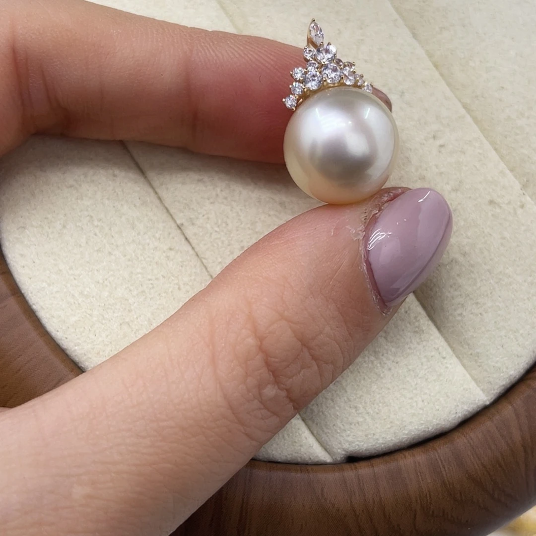 颈饰18K金镶嵌海水珍珠