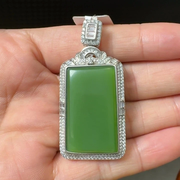 和田玉银S925镶嵌颈饰苹果绿无事牌裸石33✖️22