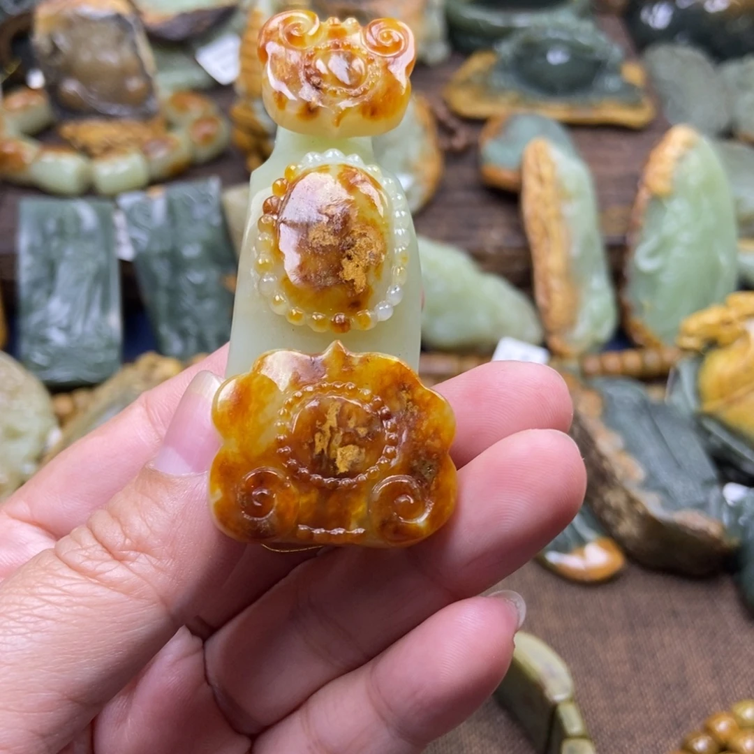 垣***烨未镶嵌岫岩河磨玉（透闪石质玉）珠宝奇石