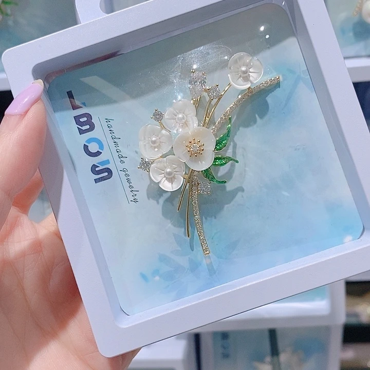 锆石铜合金贝壳花朵胸针