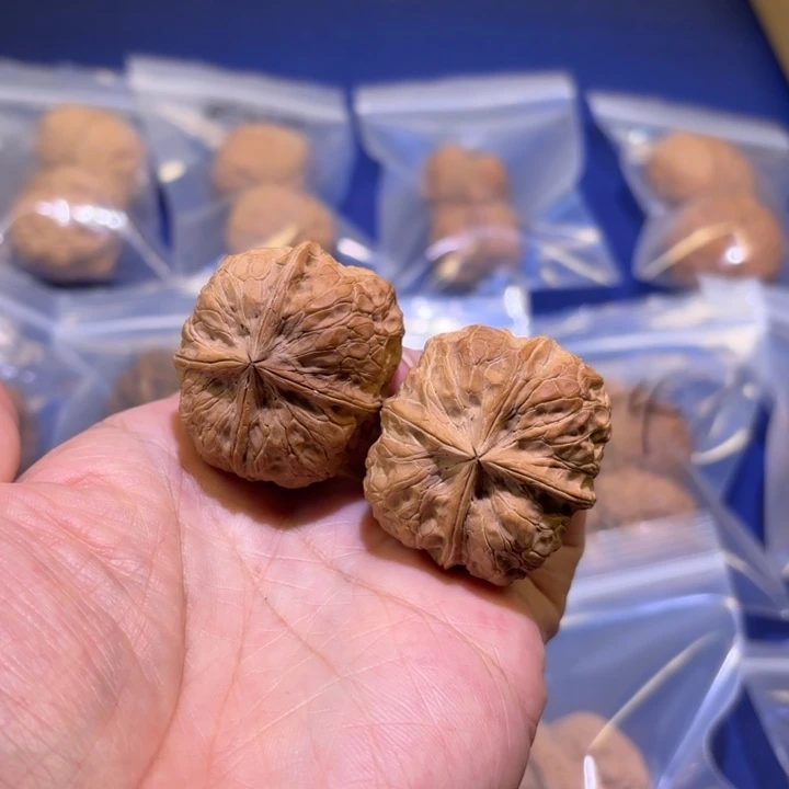 文玩核桃吊坠太子洞四棱
