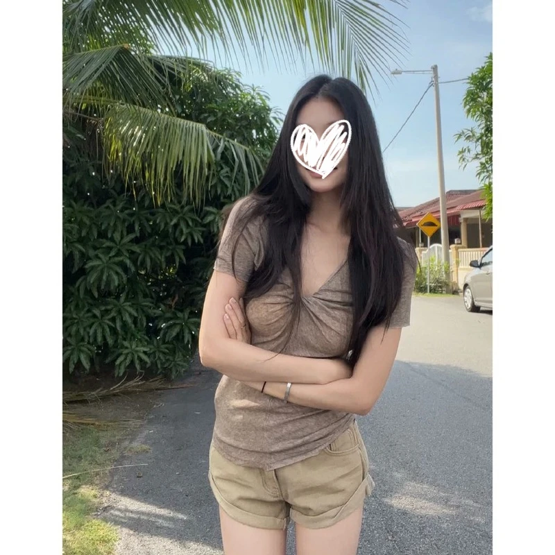 2025年夏季新款高级设计感纽结领显瘦纯欲百搭短袖微收腰恤上衣