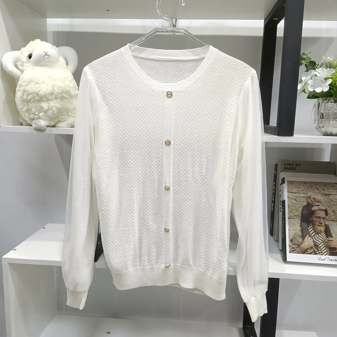 HY03530【春季新款】时尚圆领白色单排扣拼接蕾丝袖毛衣