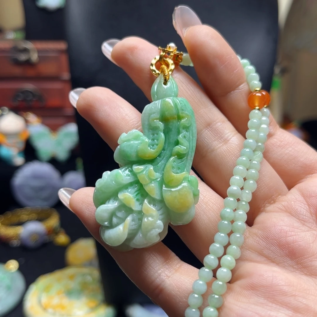 颈饰未镶嵌翡翠阳绿俏色百财