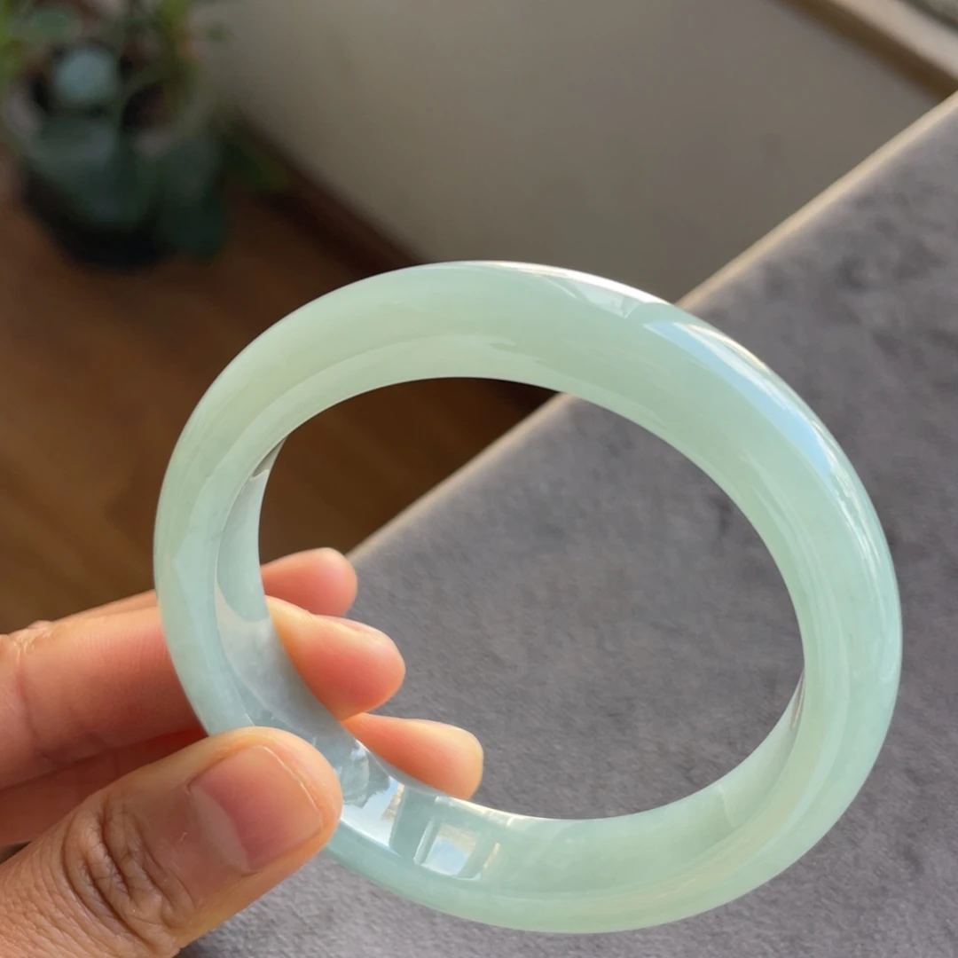 翡翠未镶嵌手镯湖绿