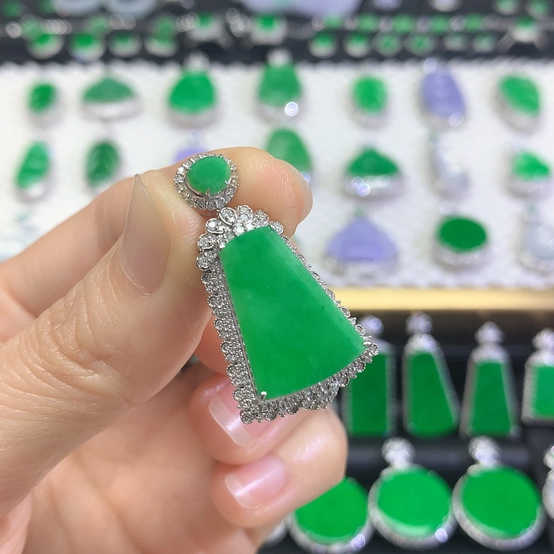 颈饰18K金镶嵌翡翠吊坠