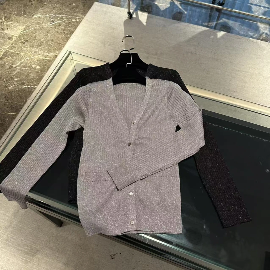 纯色V领基础款带口袋开衫 J000101