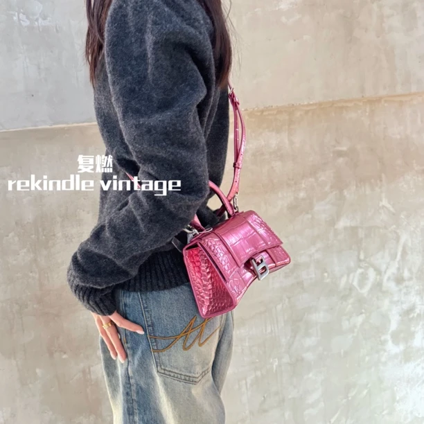 99新 Balenciaga/巴黎世家 复燃精选/粉色镭射鳄压纹xs沙漏斜挎包