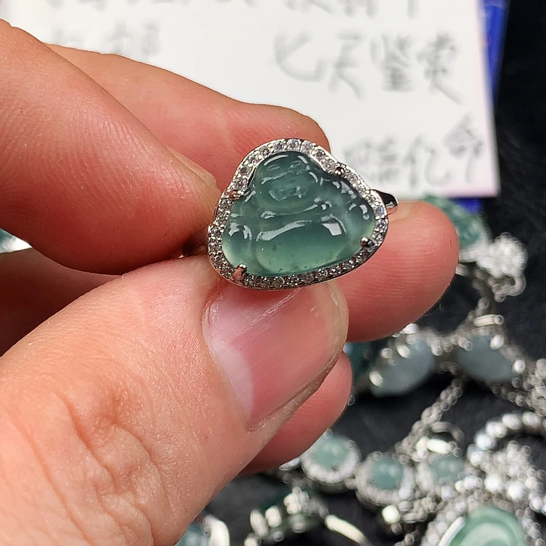 翡翠未镶嵌颈饰佛公戒指