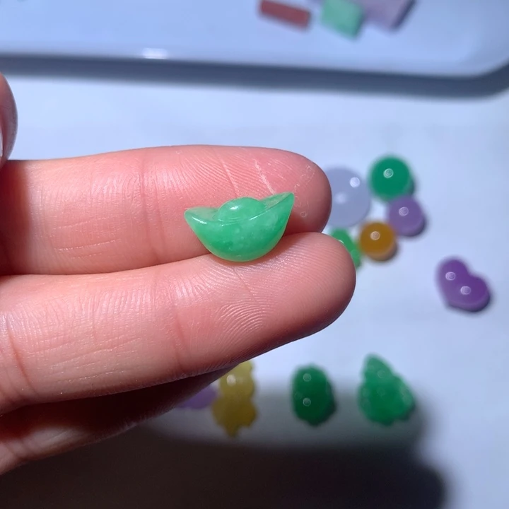 翡翠未镶嵌颈饰挂件