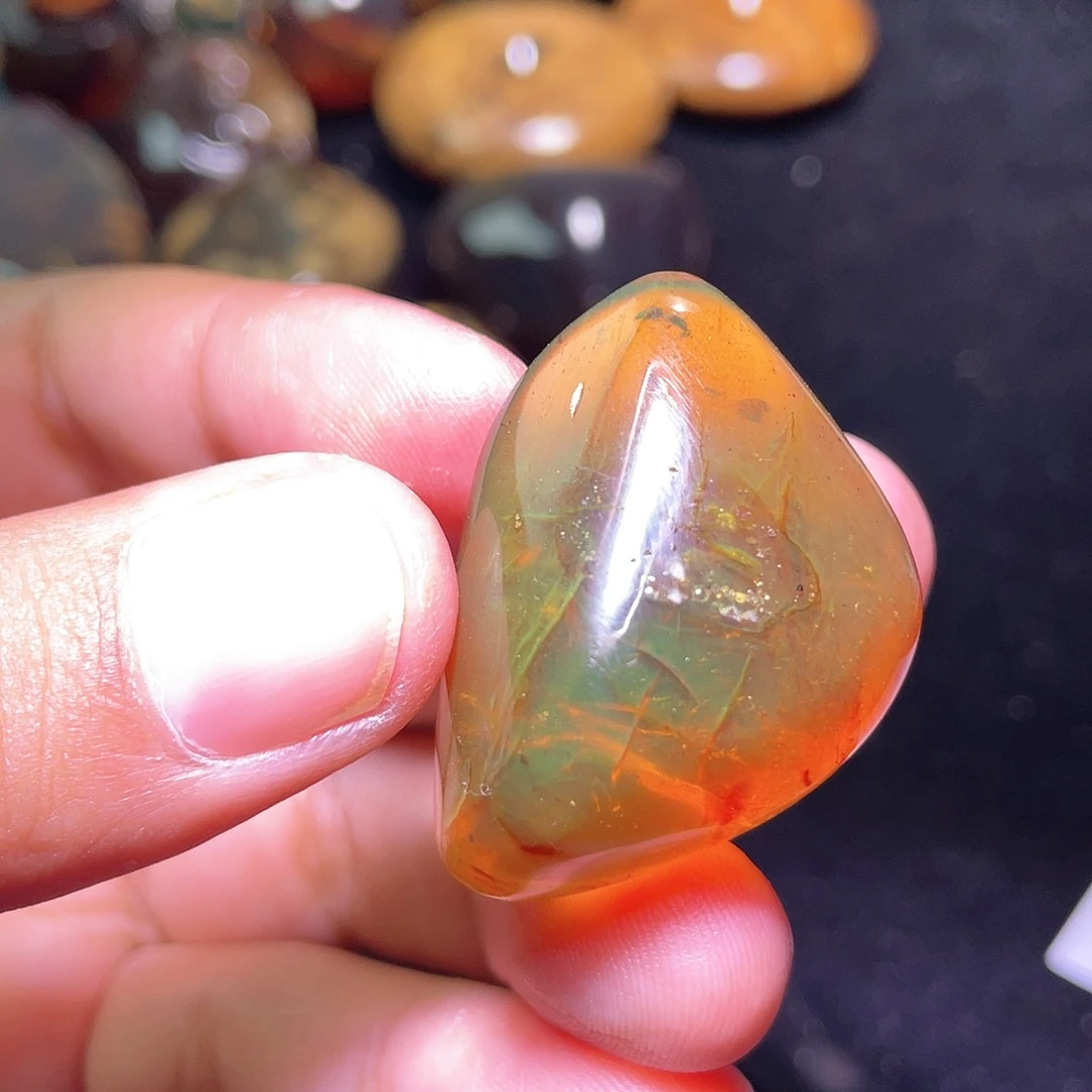 琥珀裸石未镶嵌，